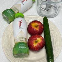 可能是蘋果、飲料和顯示的文字是「 LENSATION ১र if NET 100% %N N Water Coconut CONTEN สยคา CON NTENT ร้ทอน NATURAL NAT URAL 350 50 mL MA if SENSATION Coconut Water 100% NAT NATURA RA No NoP preservatives NET CONTENT NETCONTENT350L 350 」的圖像