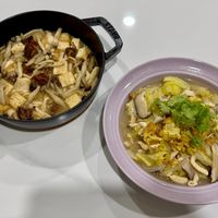 可能是香菇、火鍋、豆腐和麵的圖像