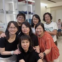 可能是一或多人和大家在微笑的圖像