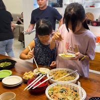 可能是炒麵、壽司和火鍋的圖像