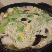 可能是火鍋、香菇、拉麵、豆腐和麵的圖像