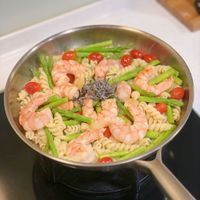 可能是義大利麵和蝦的圖像