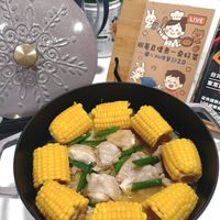 可能是豆腐、火鍋和顯示的文字是「 FESRo LIVE 2 4 跟著直場煮一桌好菜 等記2.0 酵心料理等記2.0 台 家常 100 100指解 從快速魅」的圖像