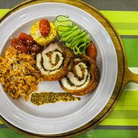 可能是炸丸子、蘇格蘭蛋、印度香料飯和水波蛋的圖像