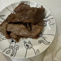可能是壽司和肉排的圖像