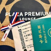 可能是顯示的文字是「 taub PLAIA ራዳ LOUNGE PREMIUN CATHAY PA BOARDING CHIANG/CHIA GR FLIGHT CX461 ROUTE TPE TPE> > HKG 中華民國 國 CHINA 民國 民 OF 中華 REPUBLIC PLEASE B tO DEPAR ECONOMY one 」的圖像