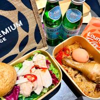 可能是顯示的文字是「 GRINOT ΝO TE 189 SHだ公 180g T PREMIU MIU LOUNGE PREMIU LOUNCE GB TGo Lounge Lounge RA 」的圖像