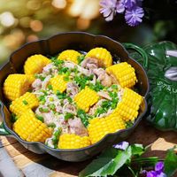 可能是豆煮玉米和顯示的文字是「 STAUB STAUS 2 」的圖像