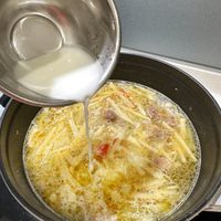 可能是起司火鍋、麵和粥的圖像