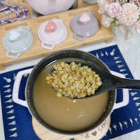可能是泡茶器、小木犀樹、千日紅、滿天星和顯示的文字是「 255 5 Stor to 」的圖像