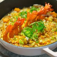 可能是西班牙大鍋飯、拉麵和炒飯的圖像