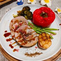 可能是燉小牛膝、肉排和豆腐的圖像