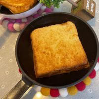 可能是牧羊人派、豆腐、法式吐司、半圓形餡餅、肉餡餅和顯示的文字是「 SWEET HOME 」的圖像