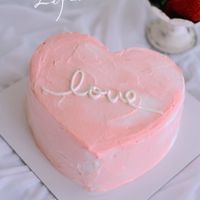 可能是蛋糕、草莓、紅心和顯示的文字是「 Daily Life. love 」的圖像