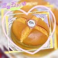 可能是戚風蛋糕、舒芙蕾和顯示的文字是「溫糖五月情 情 温善 五月情 感謝 THANK YO You THANKYOU THANKYOL M W 」的圖像