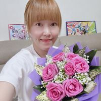 可能是勿忘草、白百合、洋桔梗、滿天星、牡丹和文字的圖像