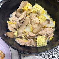 可能是香菇、拉麵、豆腐和顯示的文字是「 STAUB 」的圖像