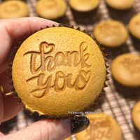 可能是杯子蛋糕和顯示的文字是「 Thank yoy Rebecca's Rebecca'sHedonism Hedonism 」的圖像