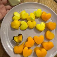 可能是紅心、蛋黃和甜點的圖像