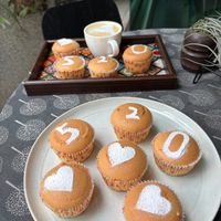 可能是紅心、杯子蛋糕、咖啡、咖啡杯和文字的圖像