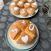 可能是黑麥麵包、蛋糕、法式長棍麵包和文字的圖像