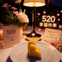 可能是戚風蛋糕和顯示的文字是「楽 520 幸福快樂 520 謝謝你們 一直都在 愛你們喔」的圖像