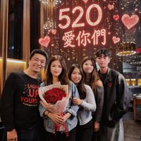可能是一或多人、紅心、火鍋、滿天星和顯示的文字是「 520 愛你們 LIGHT UP YOURS dB Br nd Brighte Brig Brigh 」的圖像