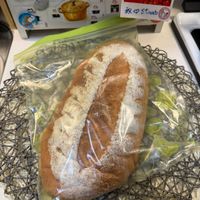 可能是法式長棍麵包、黑麥麵包和顯示的文字是「 staub staub 秋 双eStaub ٥ Staub 」的圖像