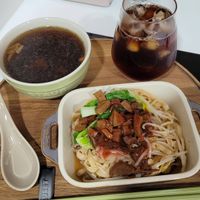 可能是炒麵、拉麵、麵和文字的圖像