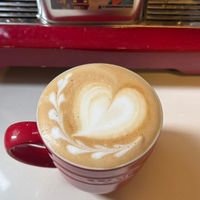 可能是紅心、咖啡杯、咖啡機和咖啡的圖像