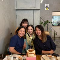 可能是一或多人和顯示的文字是「 DO 020 ၁၂၀ C 」的圖像