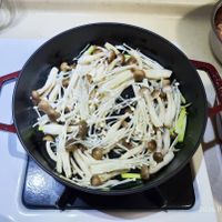 可能是香菇、麵、豆腐和火鍋的圖像