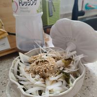 可能是拉麵和顯示的文字是「 KEWPIE わさび ドレッシング Wasabi Dressing SAAEE 」的圖像