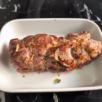 可能是燉小牛膝和肉排的圖像