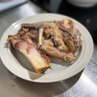 可能是骨骼和燉小牛膝的圖像