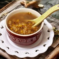 可能是粥、木湯匙和顯示的文字是「 STAUBO SAUB STAUB TAUE 」的圖像