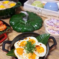 可能是蛋黃、水波蛋、豆腐和文字的圖像