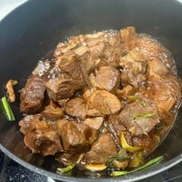 可能是燉小牛膝、肉排和快炒的圖像