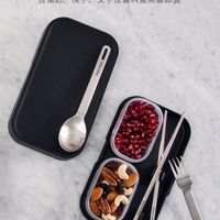 可能是顯示的文字是「不鏽鋼隨行餐具組 含湯匙、 匙、筷子、叉子及醬料盒開蓋即食 筷子、 叉子及醬料盒開蓋即食 ZWILLING - ZWILLING 」的圖像