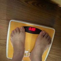 可能是顯示的文字是「 2025 2025年10月12日 上午8：39 > 630 」的圖像