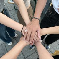可能是一或多人和文字的圖像