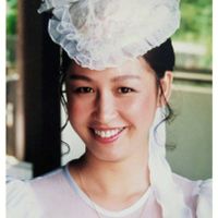 可能是一或多人、瀏海和帽子的圖像