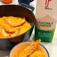可能是食物和顯示的文字是「 if LOCAL SENSATION COCONUT WATN WATER 原汁 100% NET 原汁100％ CONTENT1 L 1 (33. CONTENT1L(33.8FL.OZ) 33. (3 8FL FL oz) Fie Be 불물로 」的圖像