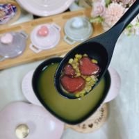 可能是草莓、木湯匙和文字的圖像