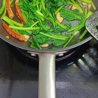 可能是莙薘菜和燉小牛膝的圖像