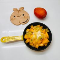 可能是甜點、木湯匙、水果和顯示的文字是「 Staub Staub SUADE 」的圖像