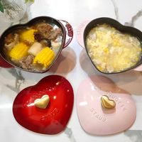可能是粥、火鍋、紅心和顯示的文字是「 STAUE STAUE TAUE MIO STAUS S ODCOTTE STAUB STAUB 」的圖像