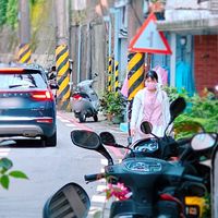 可能是速克達、摩托車、街道、道路和顯示的文字是「 1 n W 」的圖像