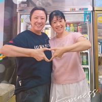 可能是一或多人、紅心和文字的圖像