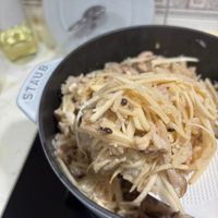 可能是義大利麵、麵、鯷魚和炒麵的圖像